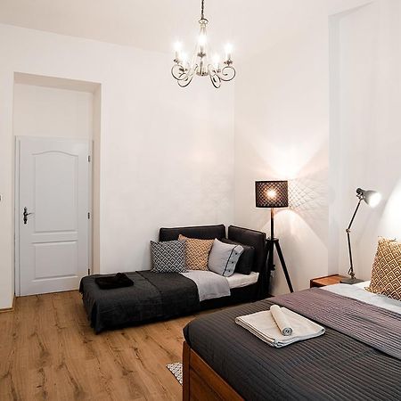 Apartment Gesse Brezinova Prague Luaran gambar
